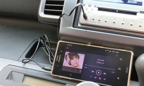AUX の端子経由で、Amazon Music を車で聴く方法