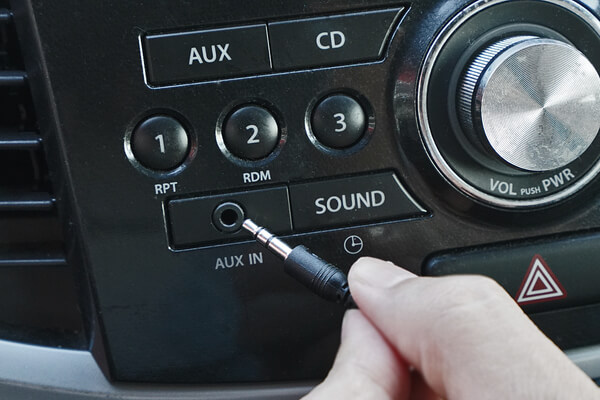 AUX の端子経由で、車で YouTube Music を聴く方法